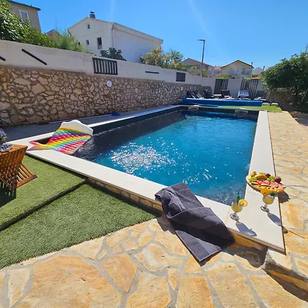 Izziy -zadar, By The With A Sea View And Heated Pool * Ražanac