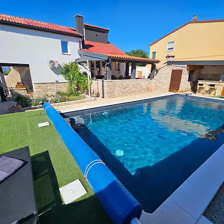 Villa Izziy By The With A Sea View And Heated Pool Ražanac