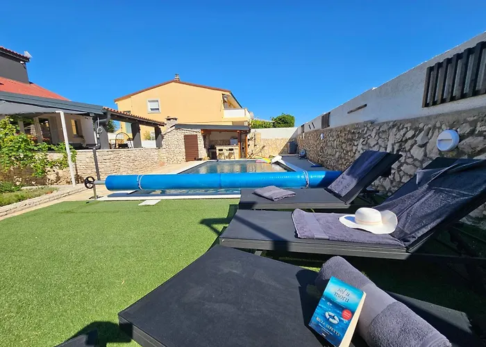 Izziy By The With A Sea View And Heated Pool Villa Ražanac