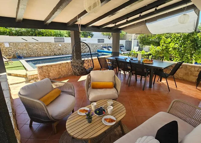 Izziy By The With A Sea View And Heated Pool * Ražanac