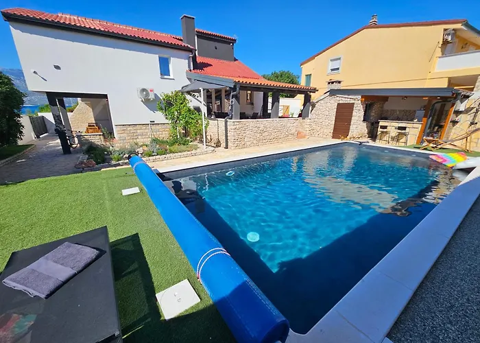 Villa Izziy By The With A Sea View Ražanac