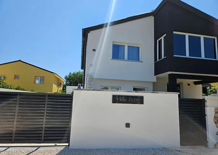 Villa Izziy By The With A Sea View And Heated Pool Ražanac